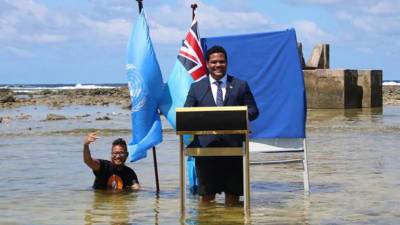 Глава МИД Тувалу выступил на климатическом саммите, стоя по колено в воде