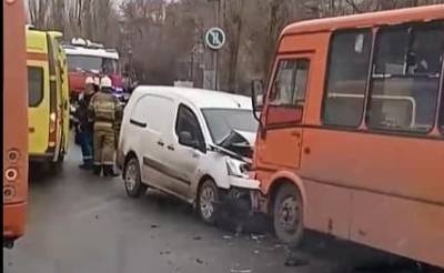 Авария с маршруткой произошла на проспекте Бусыгина