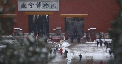 На 23 дня раньше обычного: Пекин парализовала снежная буря