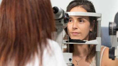 От катаракты до тромбоза вен сетчатки: офтальмолог рассказала, чем COVID-19 опасен для глаз