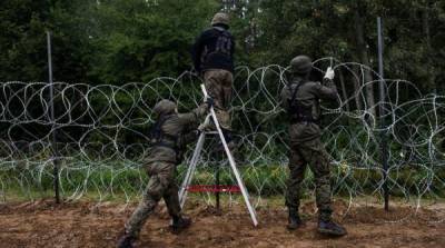 Польша стягивает войска к границе из-за толпы мигрантов