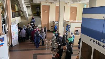 Жители Челябинской области жалуются на очереди в МФЦ за получением QR-кода