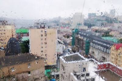 Сильный ветер сорвал крыши домов во Владивостоке