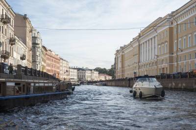 Теплоходам запретили скользить по рекам и каналам Петербурга