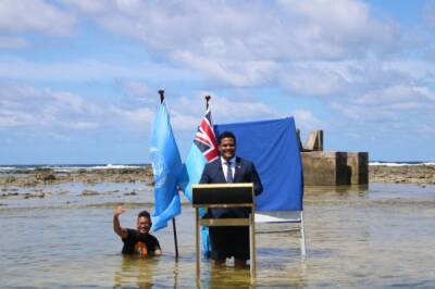Министр иностранных дел Тувалу выступил на конференции ООН стоя в воде