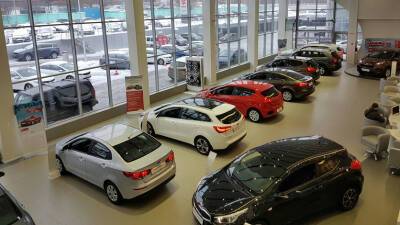 Россияне стали отказываться от покупок машин после рекордного роста цен на них