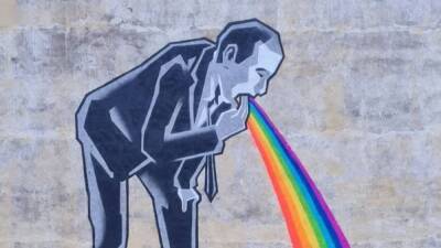 В Петербурге закрасили новое граффити арт-группы "Явь"