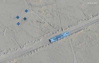 Китайцы в пустыне построили макеты военных кораблей США