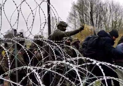 ГПК: Перед польскими заграждениями на линии границы находится более двух тысяч беженцев