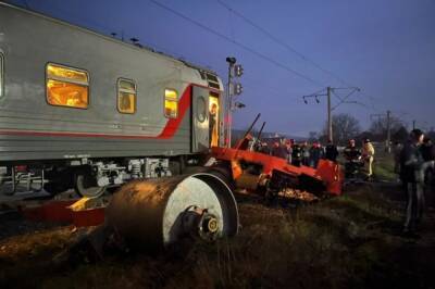 В Северной Осетии поезд столкнулся с асфальтоукладчиком