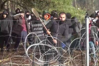 «Ситуация накаляется»: мигранты из Беларуси штурмуют польскую границу (ВИДЕО)