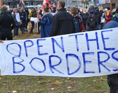 Пресс-секретарь правительства Польши Мюллер: на границе с Белоруссией находятся до четырех тысяч мигрантов