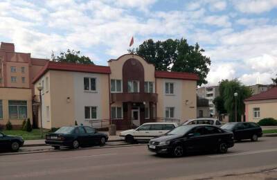 Жительницу Мостов оштрафовали за наклейку с гербом «Погоня» на фасаде дома