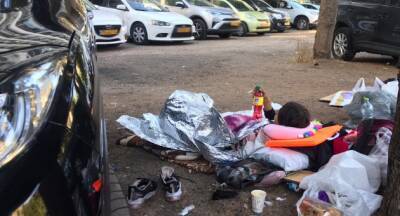 Мать с больной дочерью живут на парковке под открытым небом в Хайфе