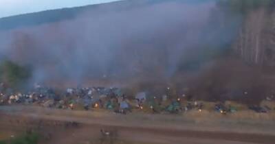 Костры и палатки: беженцы на границе Польши обустроили полноценный лагерь (видео)