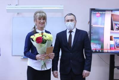 Бусурин поздравил с юбилеем новгородскую учительницу Маргариту Лихачеву