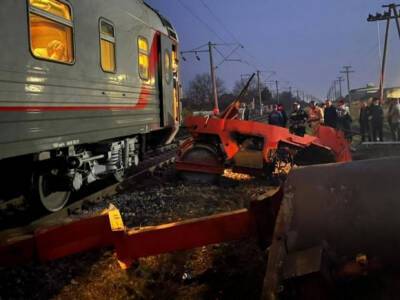 Пассажирский поезд Владикавказ — Адлер столкнулся с асфальтоукладчиком