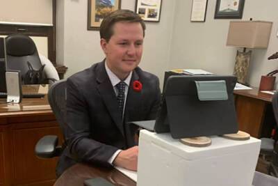 Канадский министр попался с алкоголем на рабочем месте и подал в отставку