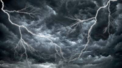 Мощный шторм срывает крыши домов и ломает машины на Дальнем Востоке