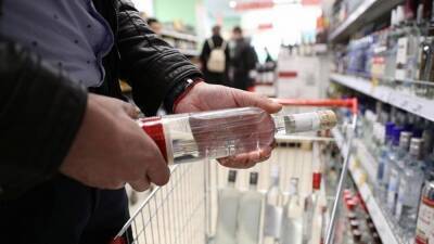 Магазин в Лужском районе поймали на незаконной торговле спиртным. 400 бутылок пойдут в утиль