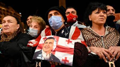 Тбилиси: десятки тысяч людей вышли на акцию в поддержку Саакашвили