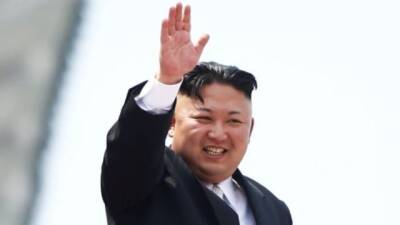 Ким Ченын - Ким Чен - В Сети активно обсуждают странное фото Ким Чен Ына с плачущими военными - enovosty.com - КНДР - Twitter