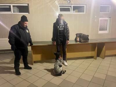 На Львовщине украинец пытался провезти в Польшу наркотики в кроссовке
