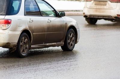 Дорожник попытался забрать телефон у женщины за видео ремонта дороги в снег в Новосибирске