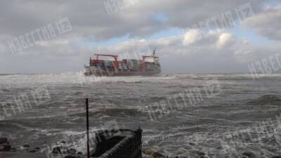 Раскололся пополам: в Приморье ураган выбросил на берег контейнеровоз