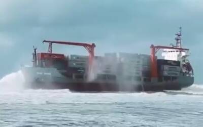 У берегов Находки сел на мель панамский контейнеровоз. Проводится спасательная операция