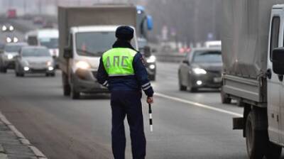 Полицейский остановил движущуюся фуру с мертвым дальнобойщиком в Перми