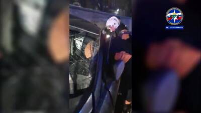 В Новосибирске спасатели достали 19-летнюю девушку из разбитого автомобиля каршеринга