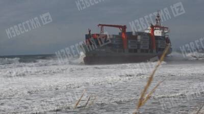 Губернатор Приморья: «Экипаж севшего на мель контейнеровоза в безопасности»