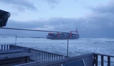 В Японском море терпит бедствие панамский контейнеровоз