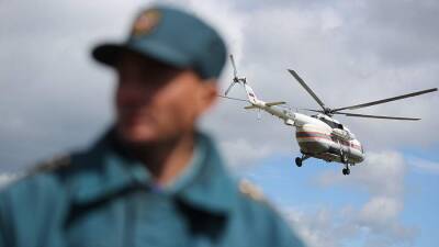 Вертолет МЧС России вылетел к севшему на мель контейнеровозу