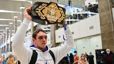 В Красноярске встретили чемпиона мира по боксу Марка Петровского