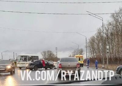 На Ряжском шоссе столкнулись две легковушки, на месте работает реанимация