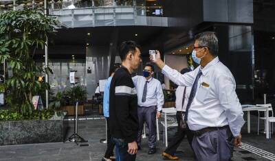 В Сингапуре отказались бесплатно лечить пациентов, непривитых от коронавируса