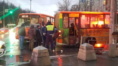 Две маршрутки столкнулись в Автозаводском районе