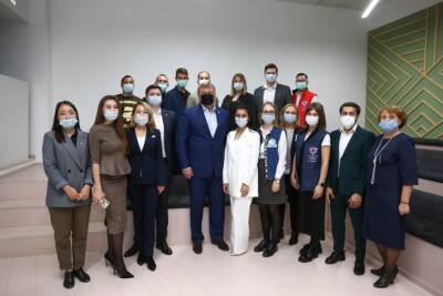 Губернатор Игорь Бабушкин встретился с астраханскими волонтерами