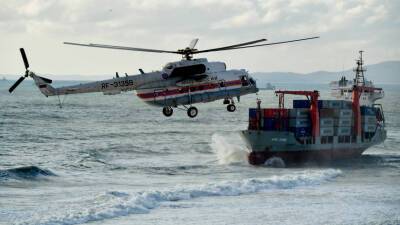 Спасатели эвакуировали девять моряков с севшего на мель в Приморье контейнеровоза
