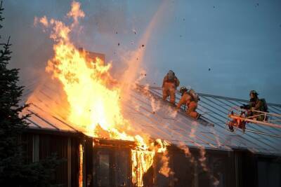 Пожар в одном из городов ЛНР уничтожил крышу дома