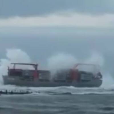 Начата эвакуация экипажа панамского сухогруза, севшего на мель у берегов Приморья