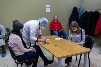 Новосибирский Минздрав объяснил очередь в поликлинике № 16 из-за тестов на COVID-19