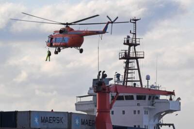 Спасатели эвакуировали экипаж севшего на мель в Приморье контейнеровоза
