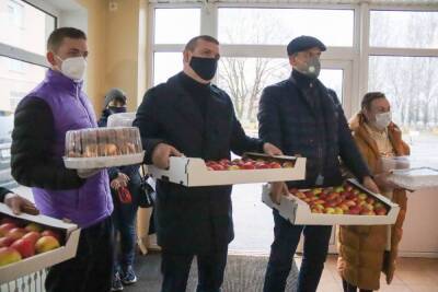 Волонтёры и депутаты подарили мичуринским медикам фрукты и сладости в рамках акции «Маленькие радости для врачей»