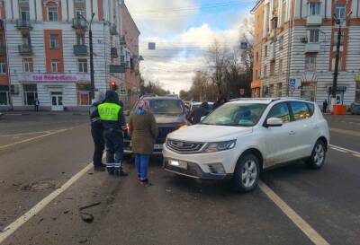В ДТП на площади Терешковой в Твери пострадали два человека