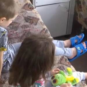 В Житомире мать оставила маленьких детей в запертой квартире на несколько дней. Видео
