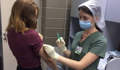 Более половины компаний организовали вакцинацию против ковида для сотрудников