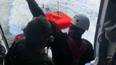 Спасатели эвакуировали всех моряков с потерпевшего бедствие контейнеровоза в Приморье